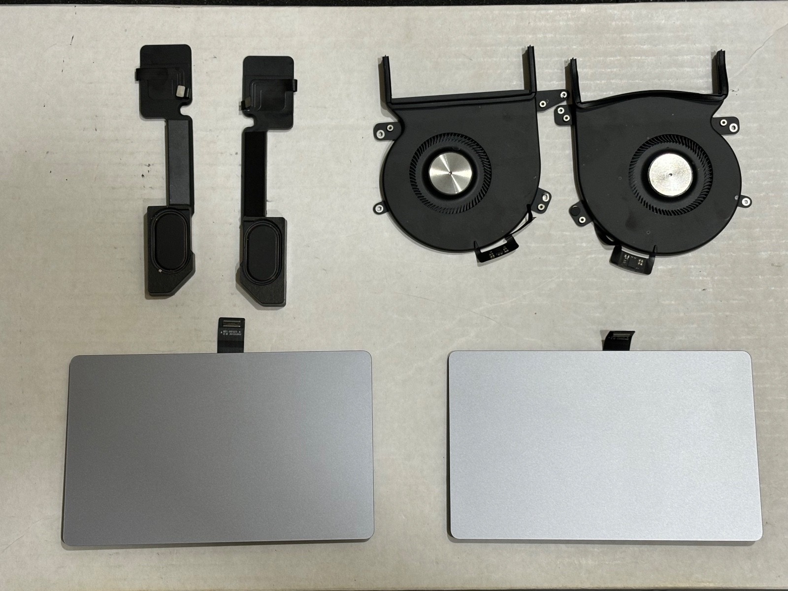 Parts MacBook Pro 16 2021 A2485 Touchpad lot of 2 / speakers / fan