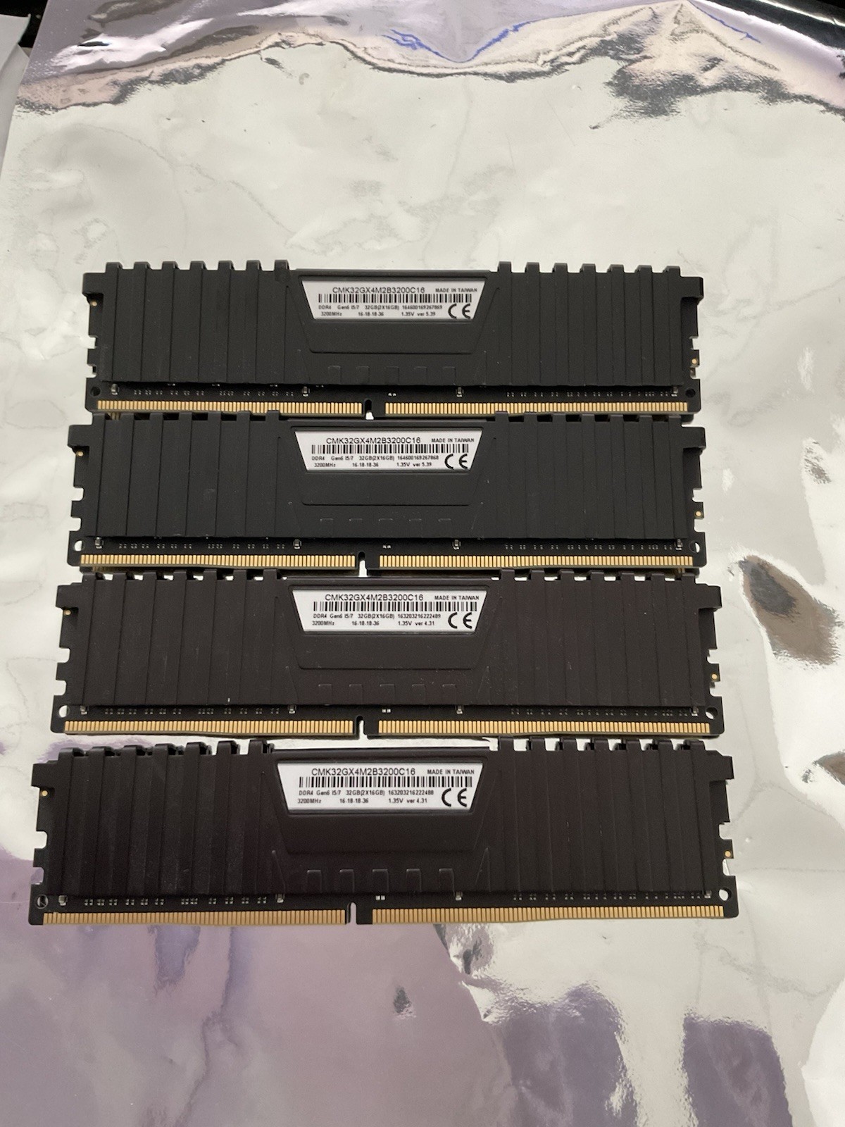 lot4 Corsair Vengeance 32GB (2x16GB) RAM DDR4 2133MHz CMK32GX4M2B3200C16