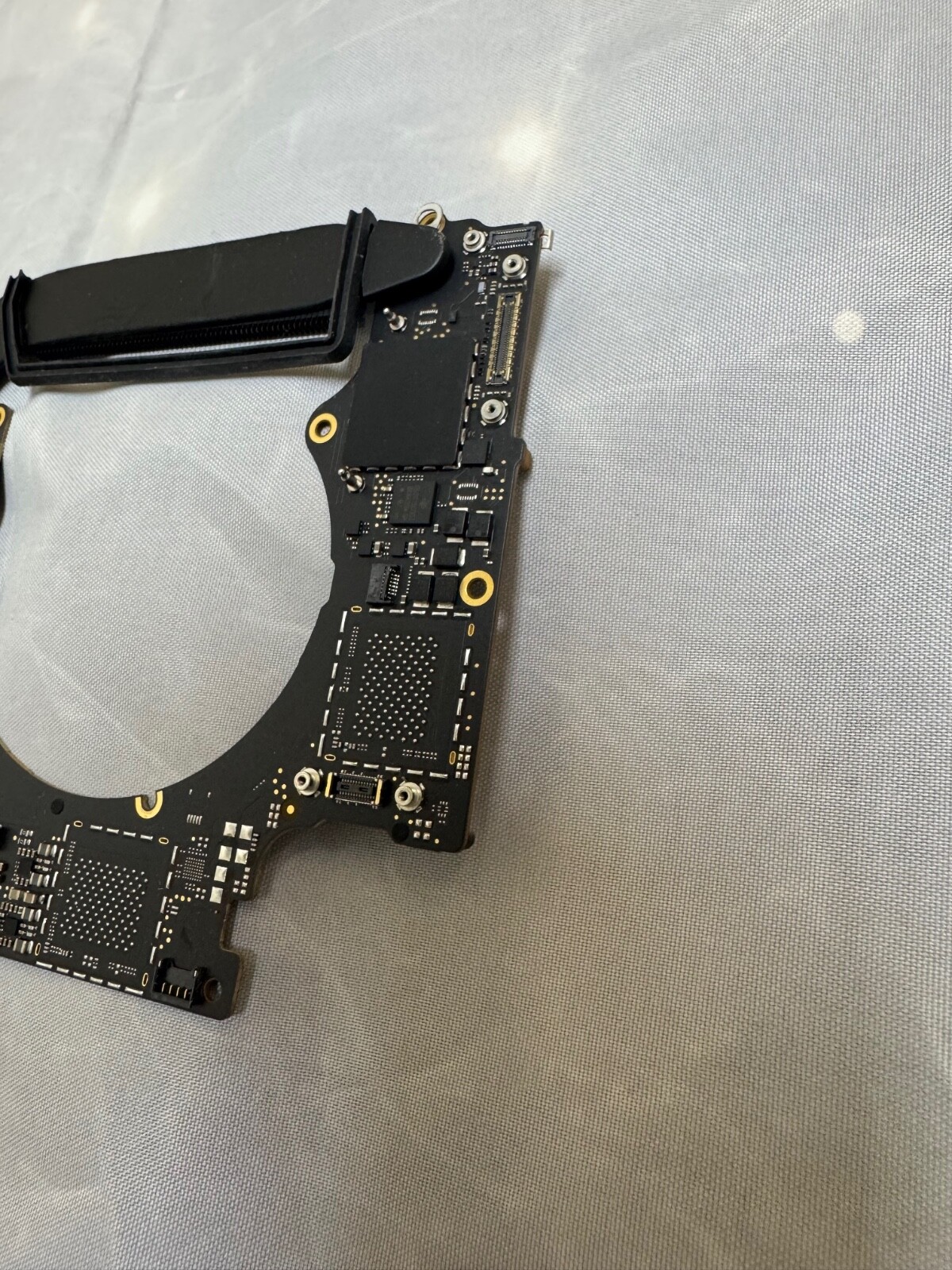 MacBook Pro 15″ A1990 2019 Logic Board 2.6GHz i7 16GB-32GB – 512GB-1TB. TOUCH ID