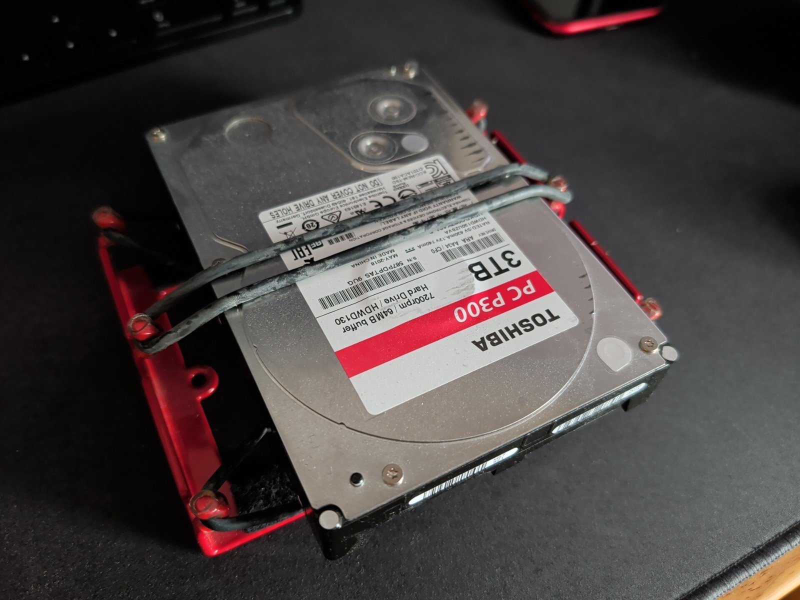 Universal 3.5 HDD Anti-Vibration Silent Mount – Red Edition – 5.25 Bay Adapter