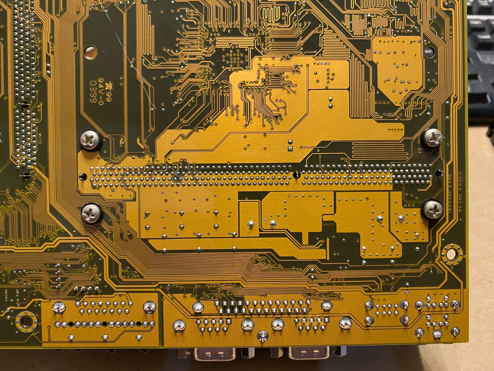 SLOT 1 AMCO CPU BRACKET SCREWS WITH INSULATING WASHER. BRACKETS NOT INCLUDED.