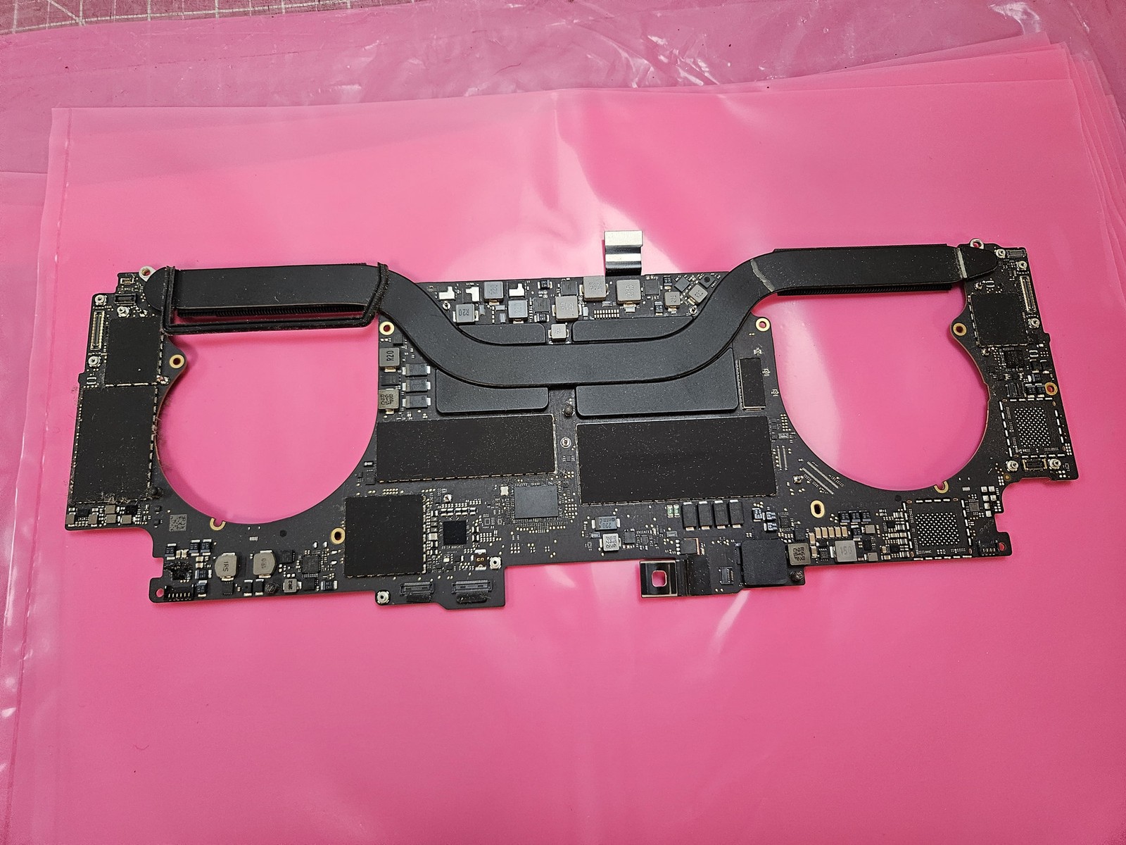 Apple MacBook Pro 15″ A1990 2018 i7 2.2Ghz Logic Board 32GB 512GB 820-01041-A