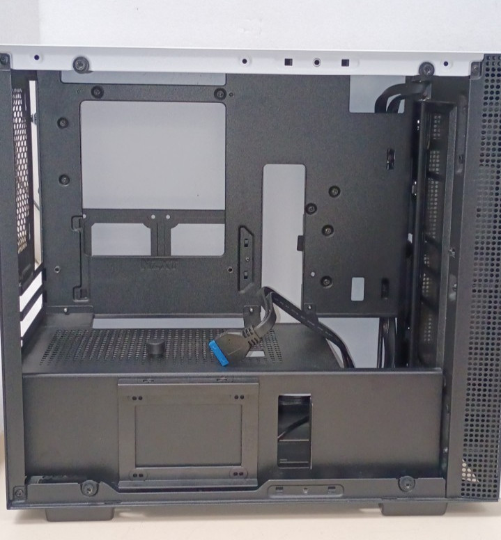 NZXT H200 ATX MINI Tower Case White/Black Tempered Glass NZXTH H200B-W1 USED