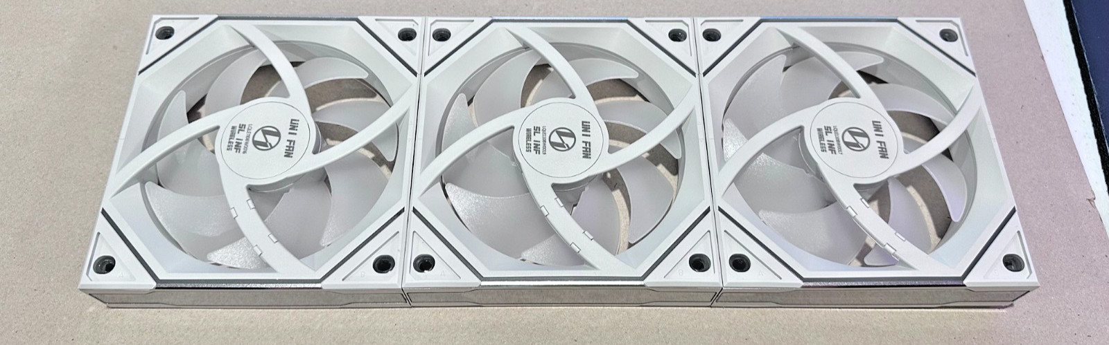 Lian Li UNI Fan SL-Infinity Wireless 120 – 3 Pack (Reverse Blade) – 2.4 GHz