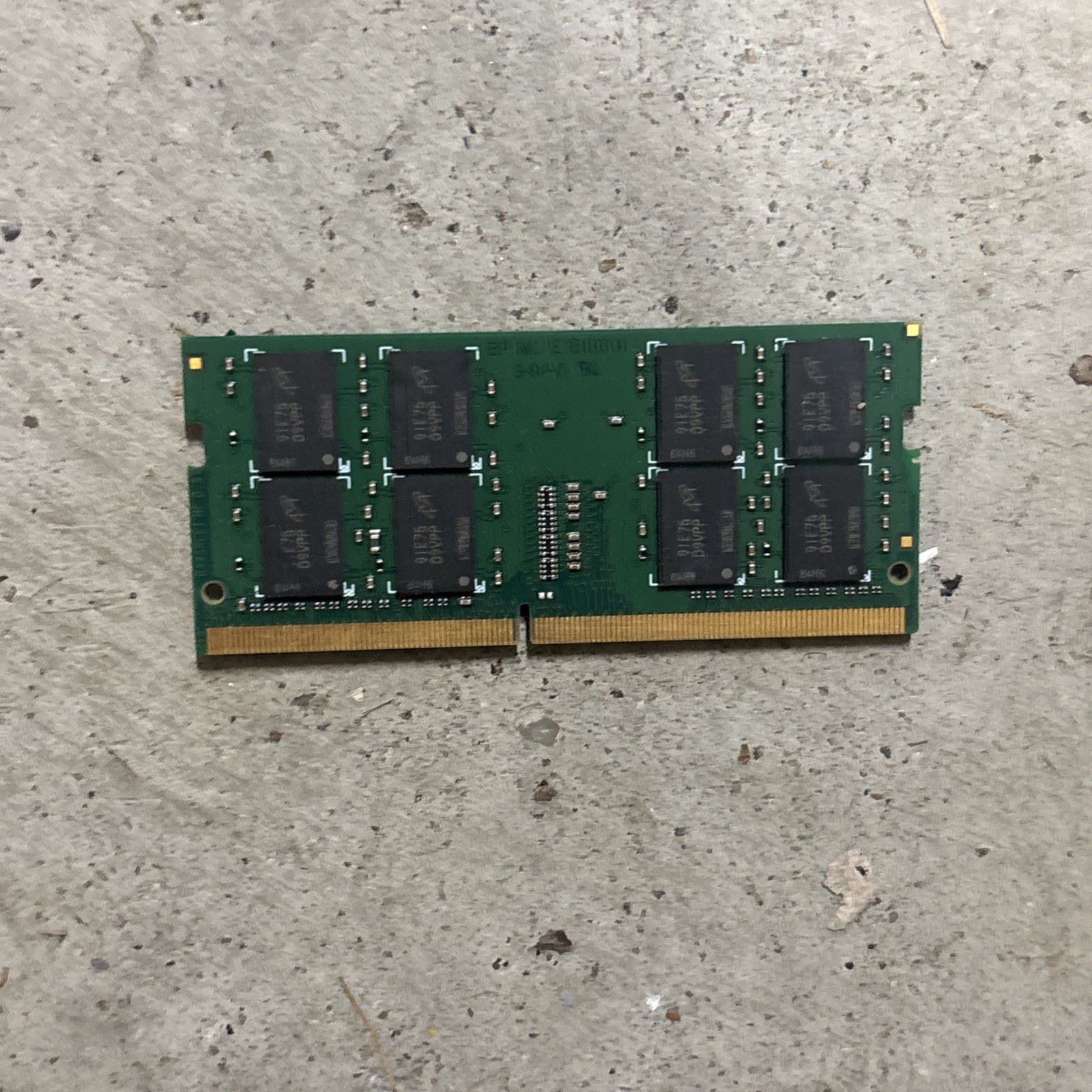 Crucial SODIMM RAM 16GB DDR4 2400MHz CT16G4SFD824A