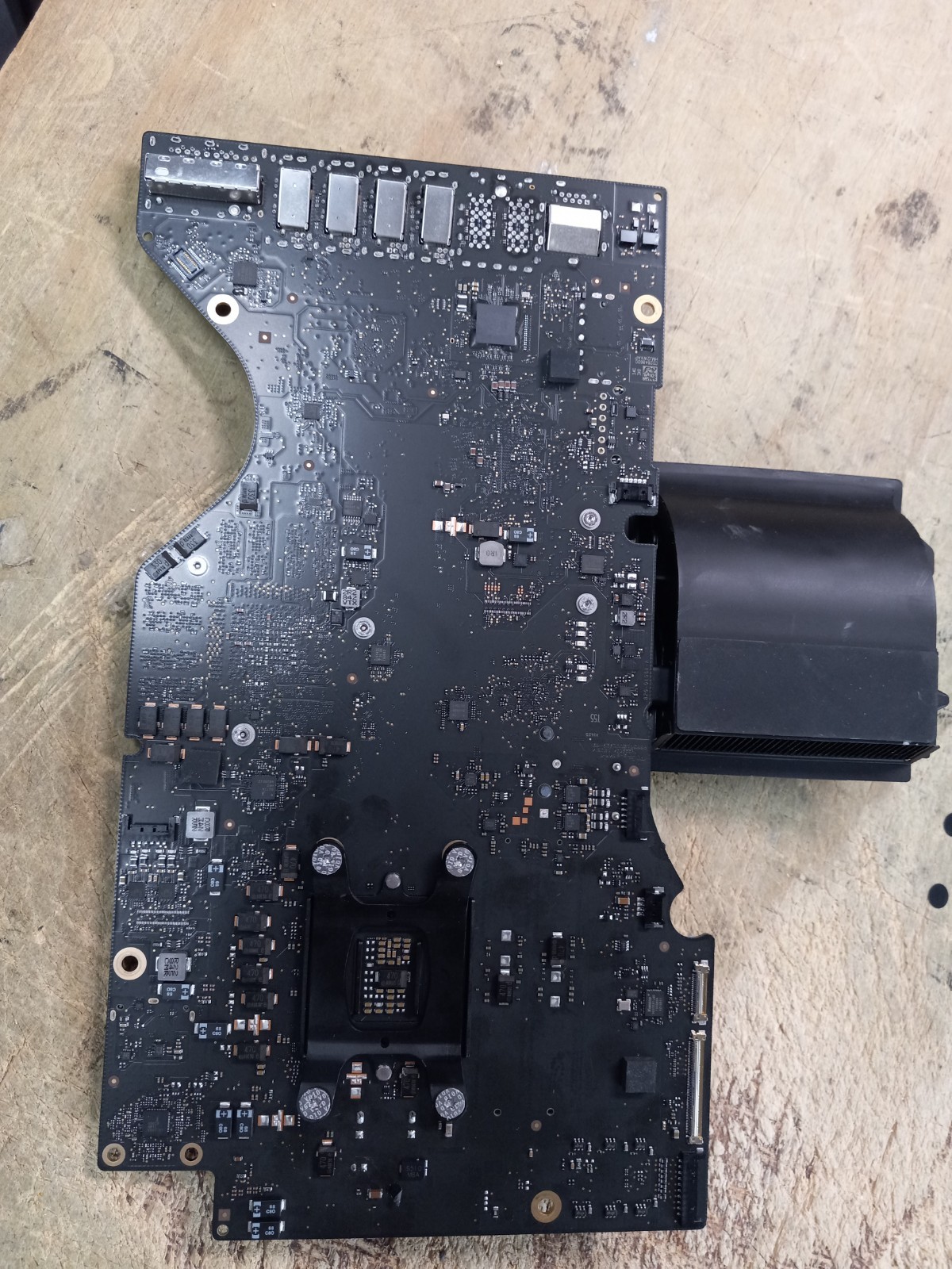 Apple iMac 21.5″ A1418 2017 Logic Board i5 3.4GHz Radeon Pro 560 4GB 820-01061-A