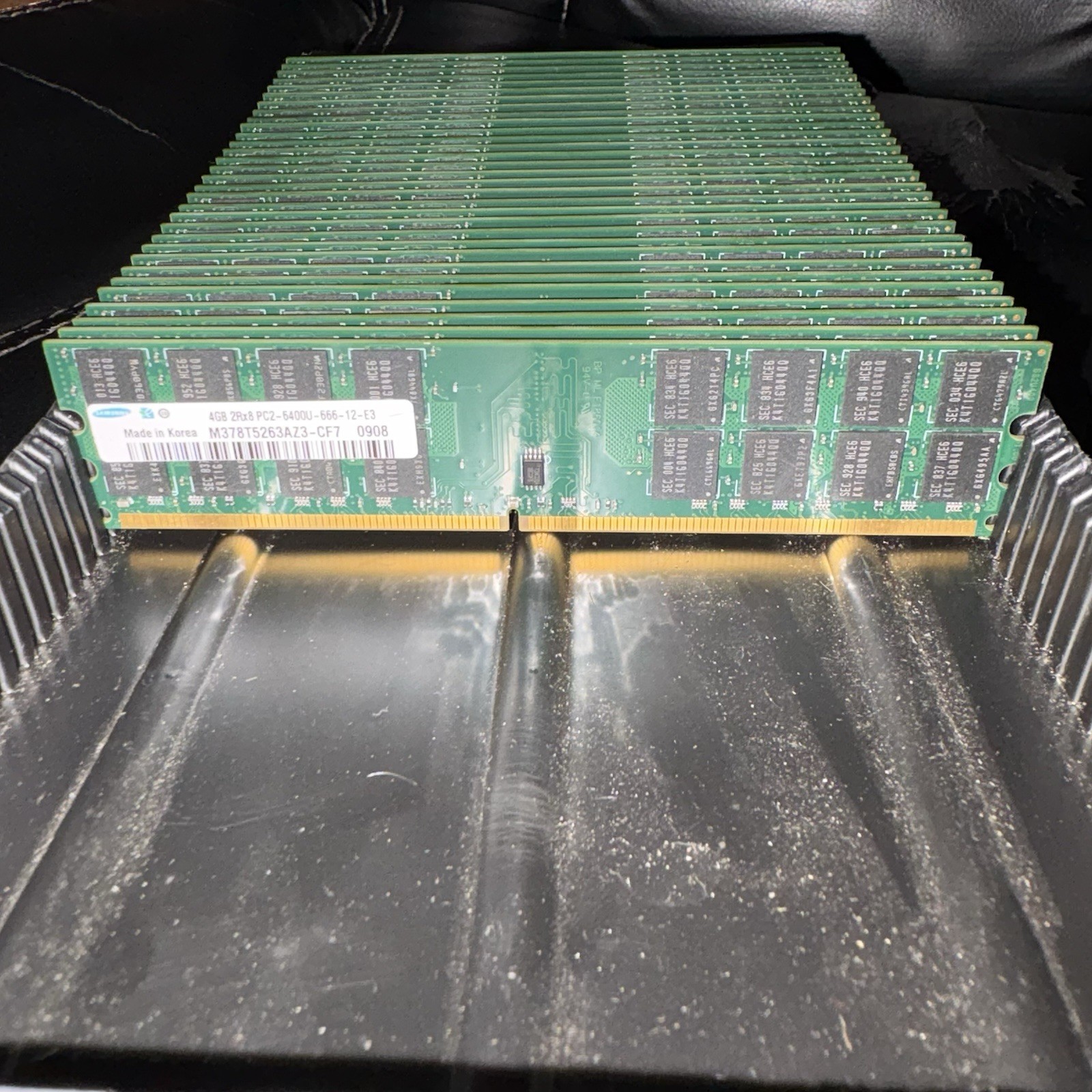 Lot of 32 Samsung 4GB DDR2 Desktop RAM Modules M378T5263AZ3-CF7 PC2-6400U