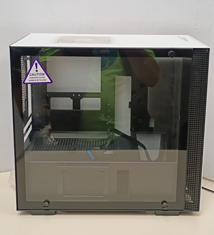 NZXT H200 ATX MINI Tower Case White/Black Tempered Glass NZXTH H200B-W1 USED