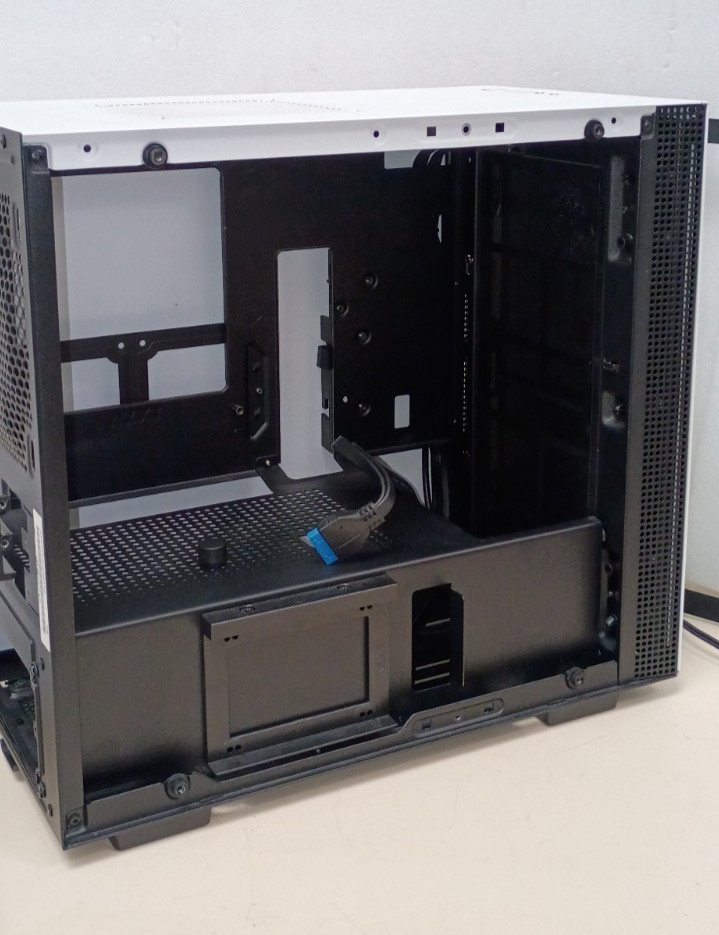 NZXT H200 ATX MINI Tower Case White/Black Tempered Glass NZXTH H200B-W1 USED