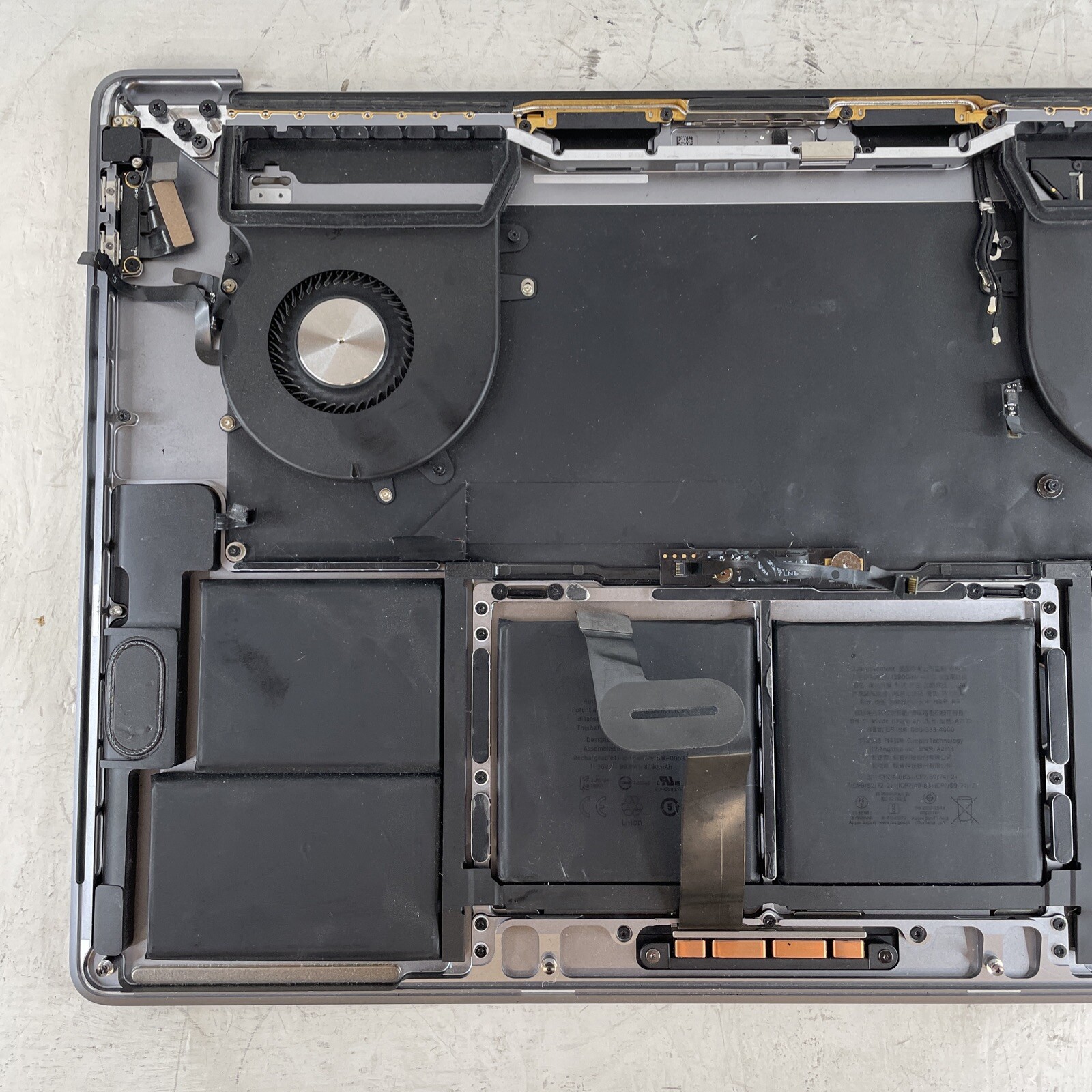 MacBook Pro A2141 2019 16″ Space Gray Palmrest Assembly (Unknown battery) Z18