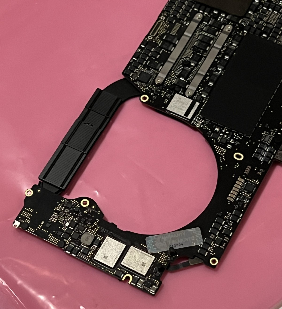 Apple A2141 | 16″ 2019 i9-9880H-64GB-4TB-8GB AMD 5500M Logic Board 820-01700-A