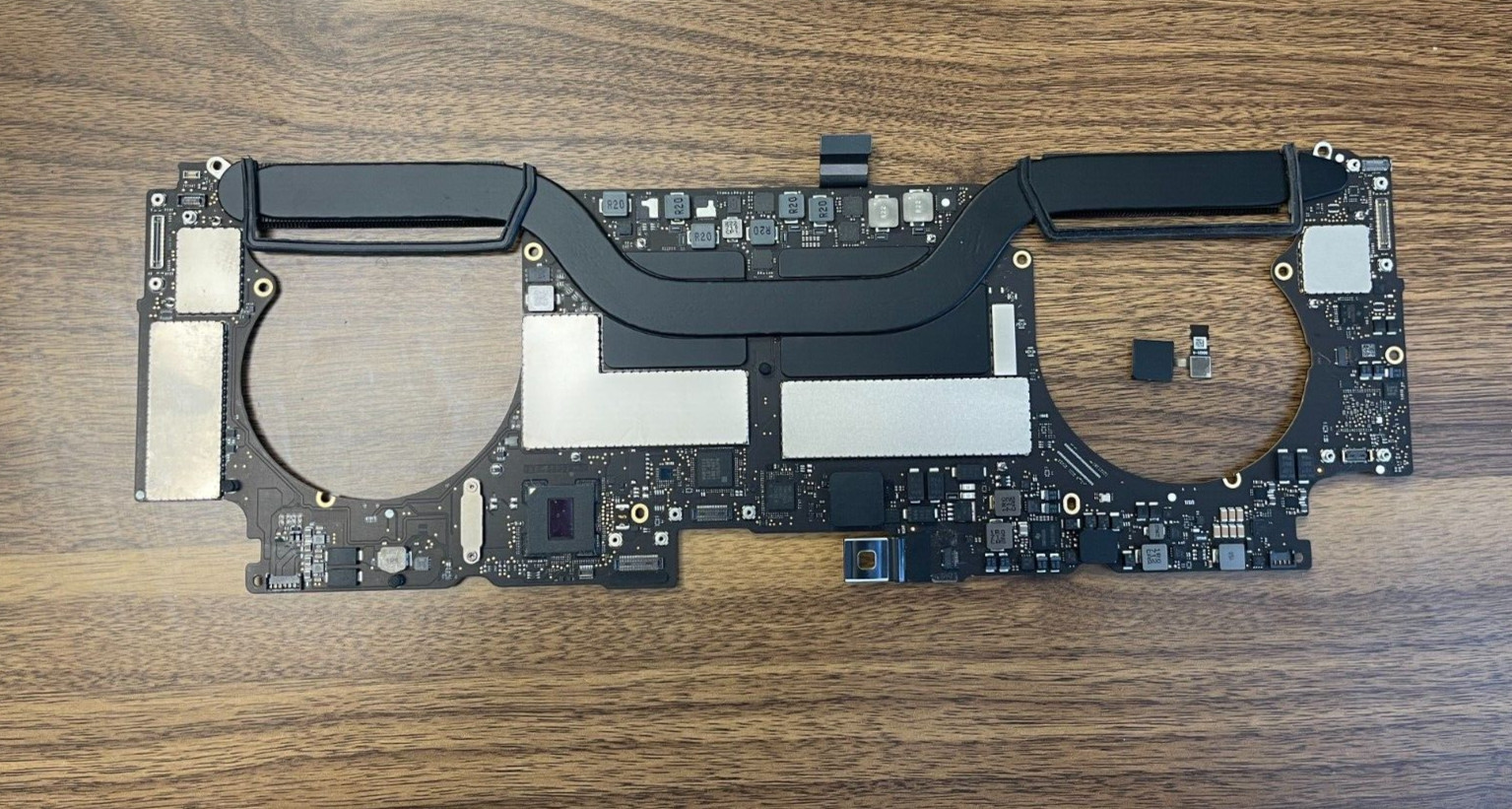 Apple MacBook Pro 15″ 2017 A1707 i7 2.8GHz 16GB 256GB Logic Board 820-00928-A