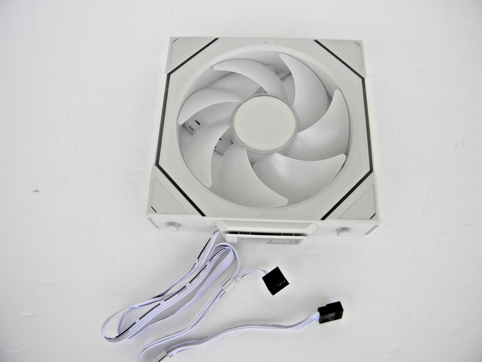 Lian Li UNI FAN SL-INF WIRELESS 120 Fluid Dynamic Bearing 120mm Case Fan – White