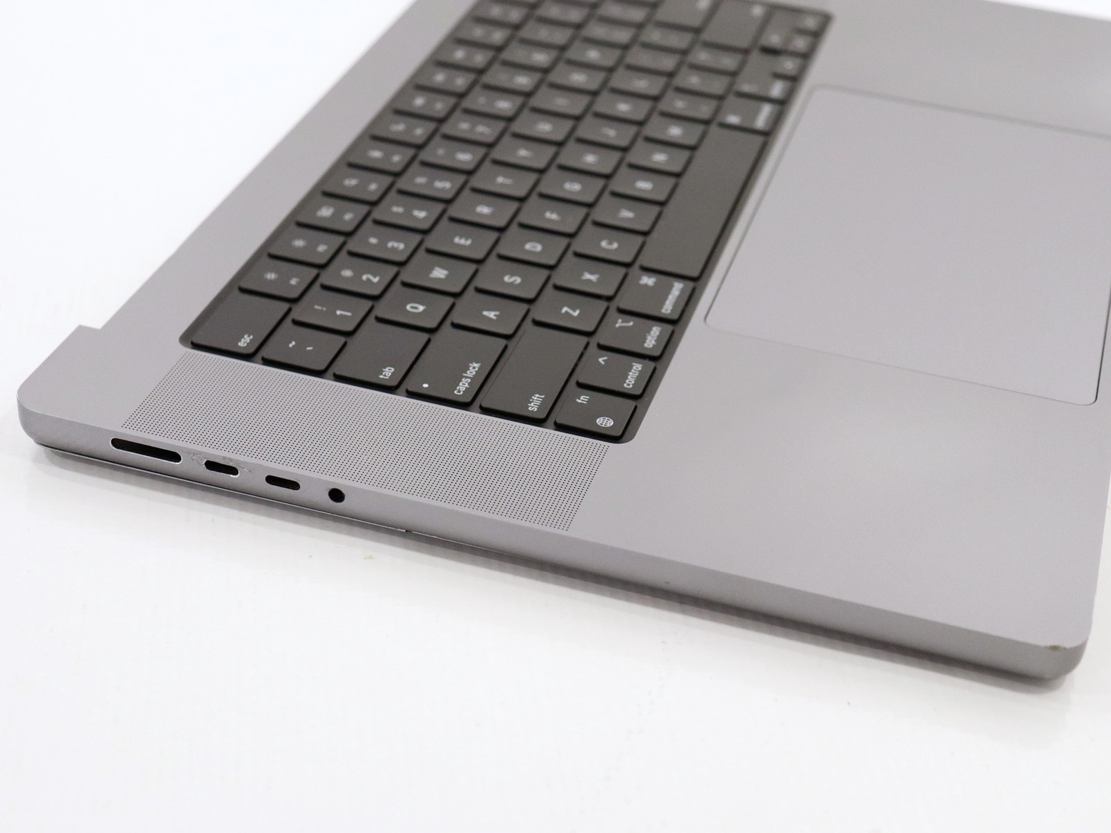 Apple MacBook Pro A2485 Space Gray Top Case w/ Battery