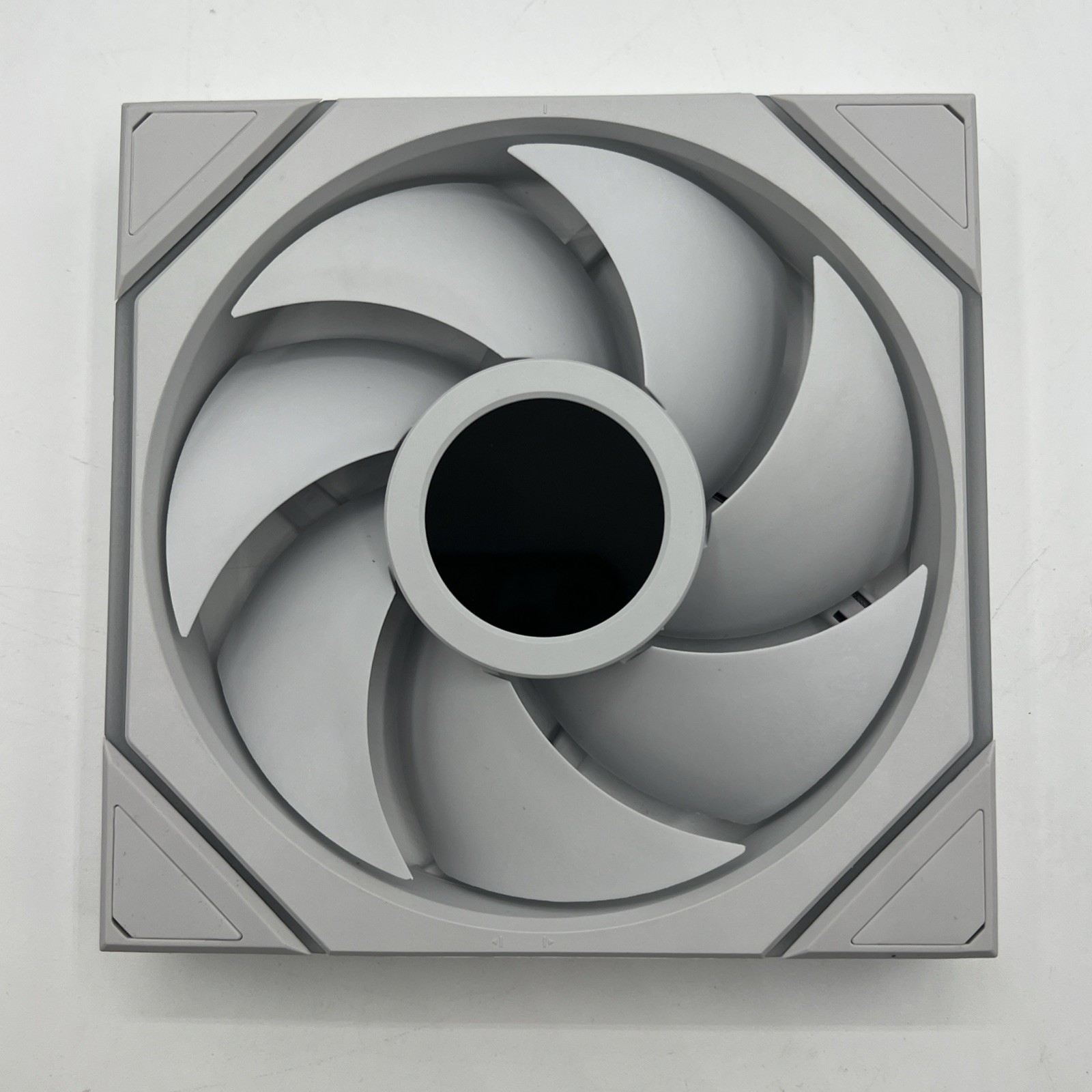 Lian Li UNI Fan TL – LCD Wireless 140 – Single Pack ARGB Fan White