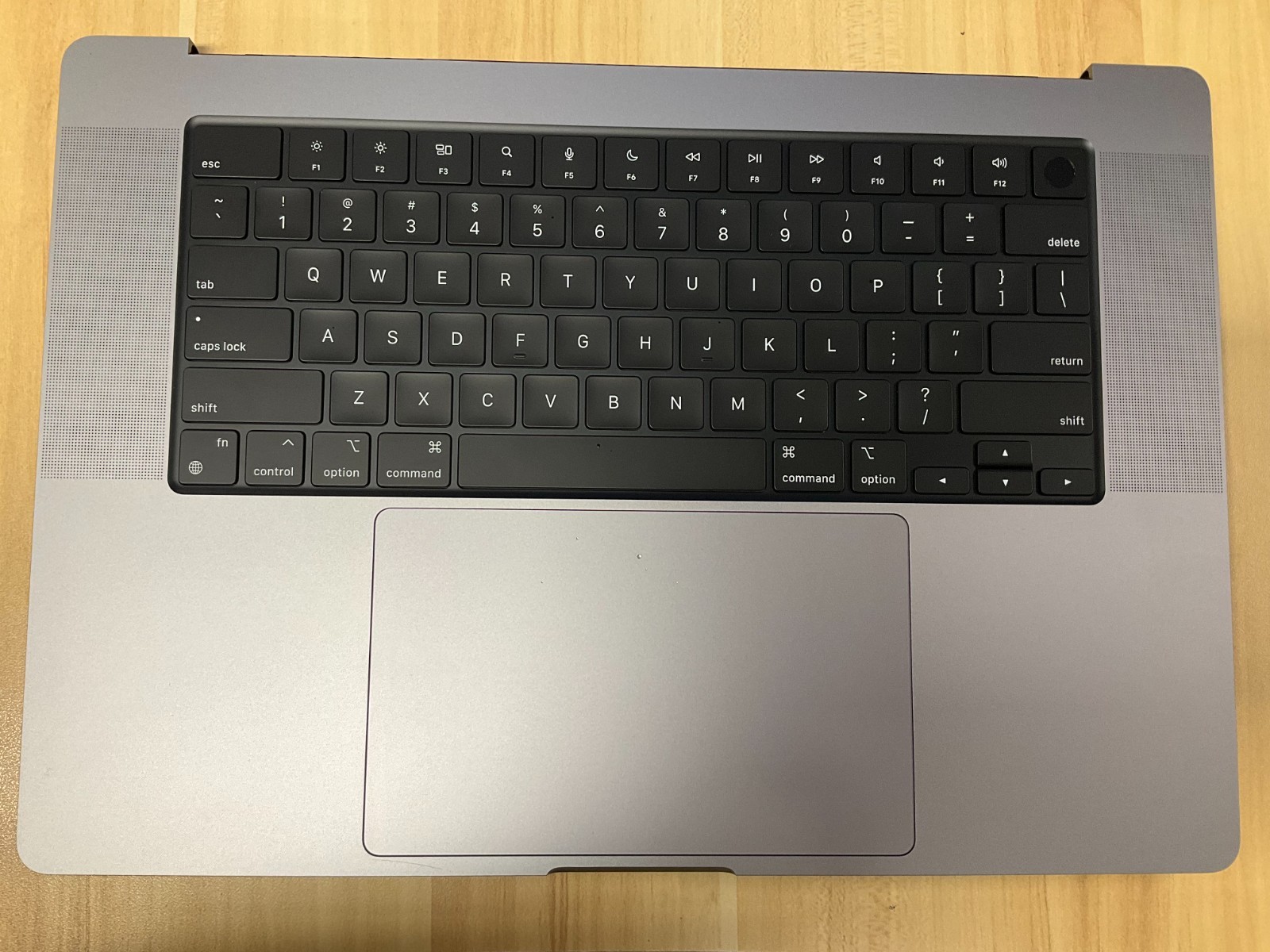 Apple MacBook Pro 16″ A2485 KEYBOARD PALMREST TOPCASE BATTERY TOUCHPAD GRAY “A”