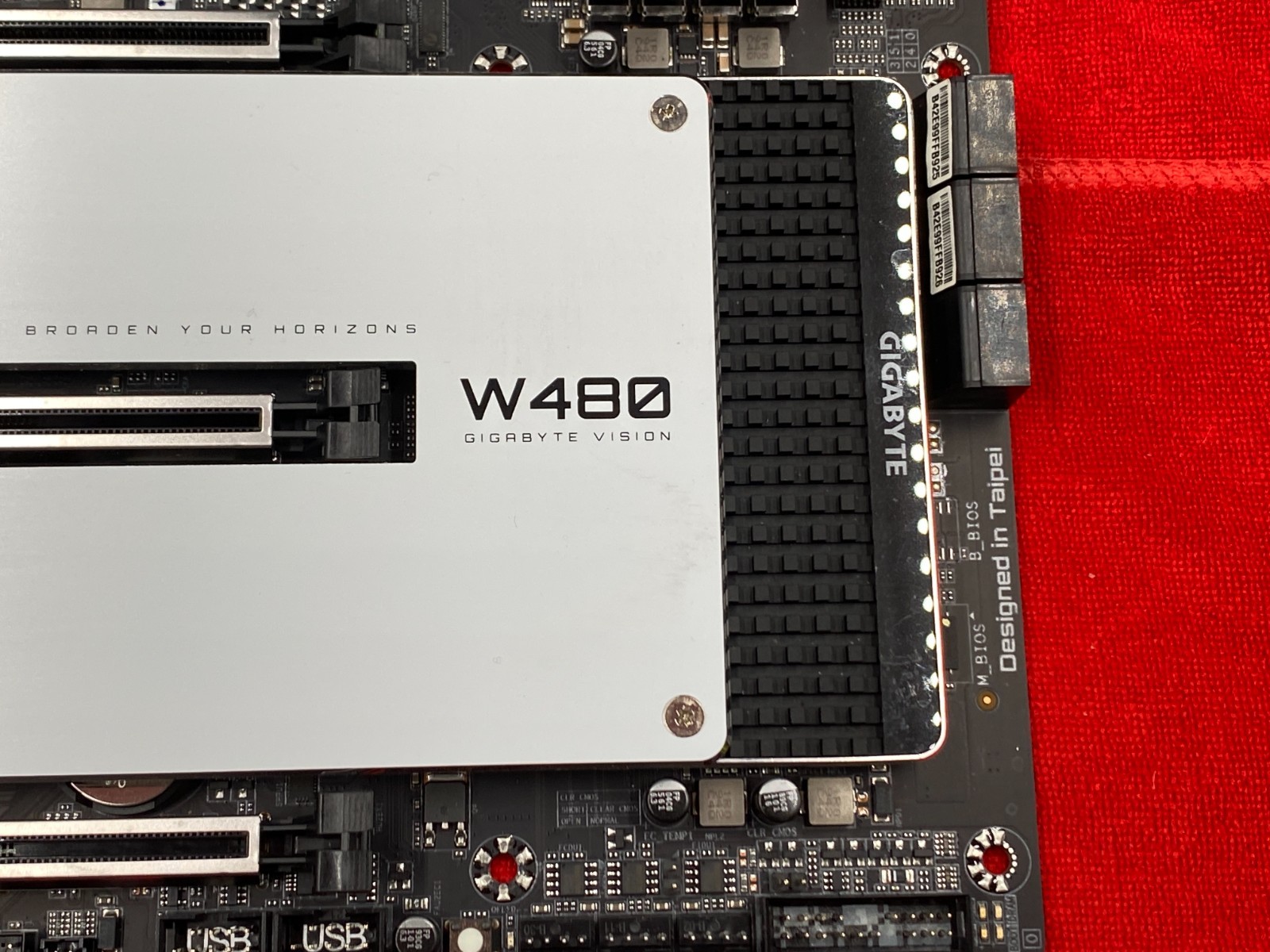 GIGABYTE W480 VISION D WHITE ATX+16GB DDR4 3200MHz GSKILL RAM+NOCTUA CPU COOLER