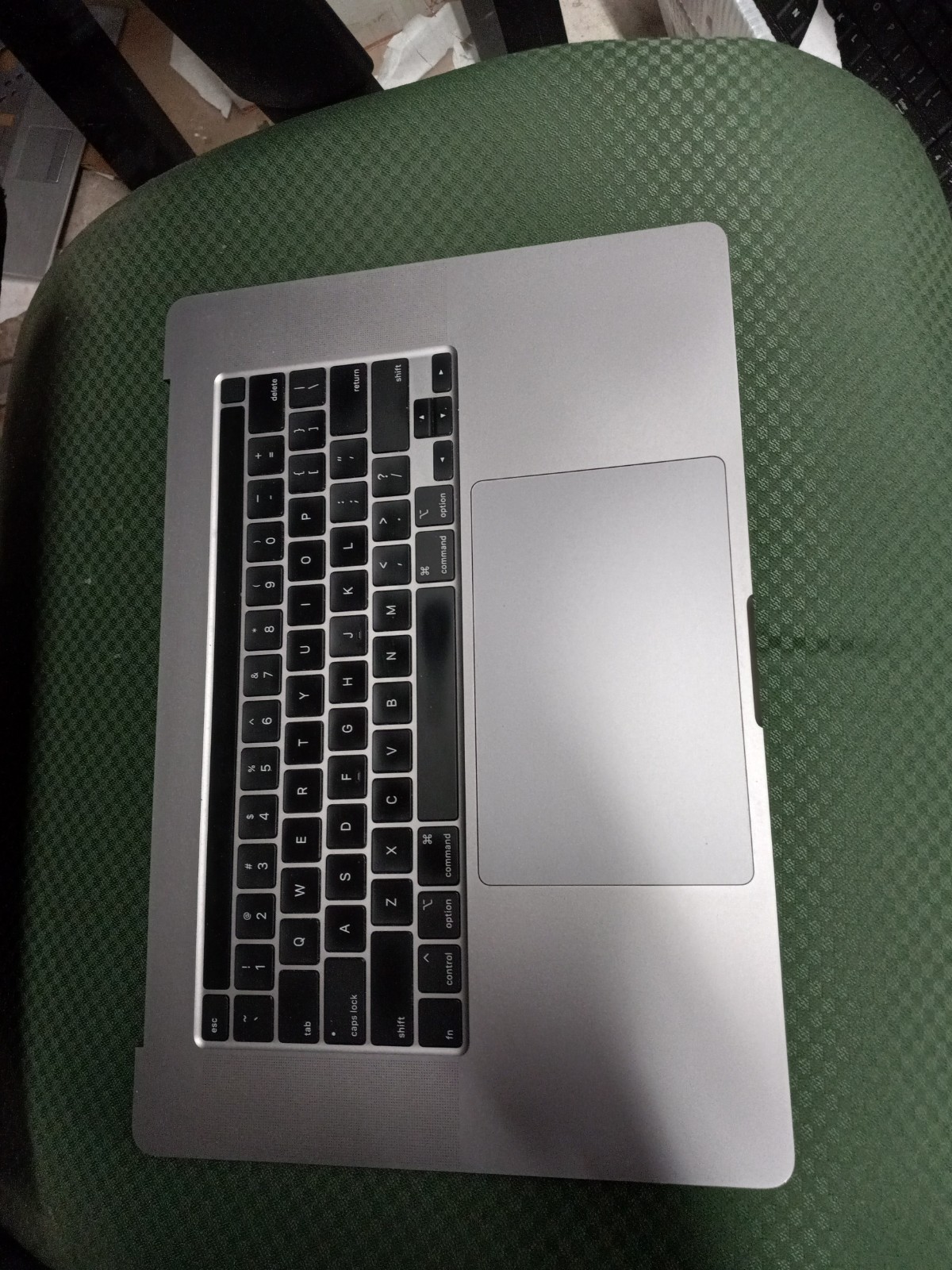 VERY GOOD 2019 MacBook Pro 16″ A2141 Keyboard Battery Space Gray CLEAN