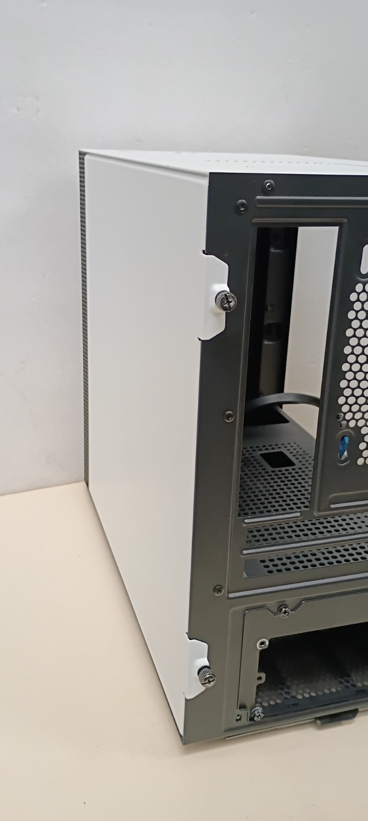 NZXT H200 ATX MINI Tower Case White/Black Tempered Glass NZXTH H200B-W1 USED