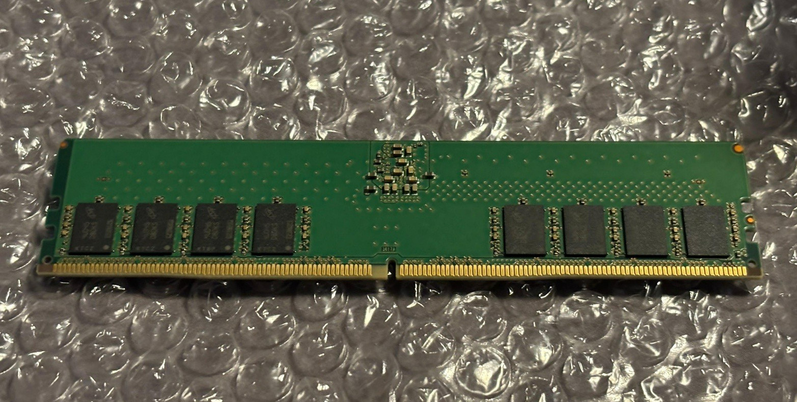 Micron DDR5 SDRAM UDIMM 32GB PC5-5600B 288-Pin Unbuffered MTC16C2085S1UC56BD1