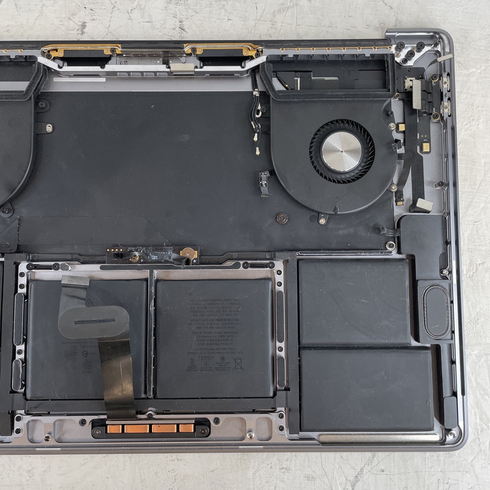 MacBook Pro A2141 2019 16″ Space Gray Palmrest Assembly (Unknown battery) Z18