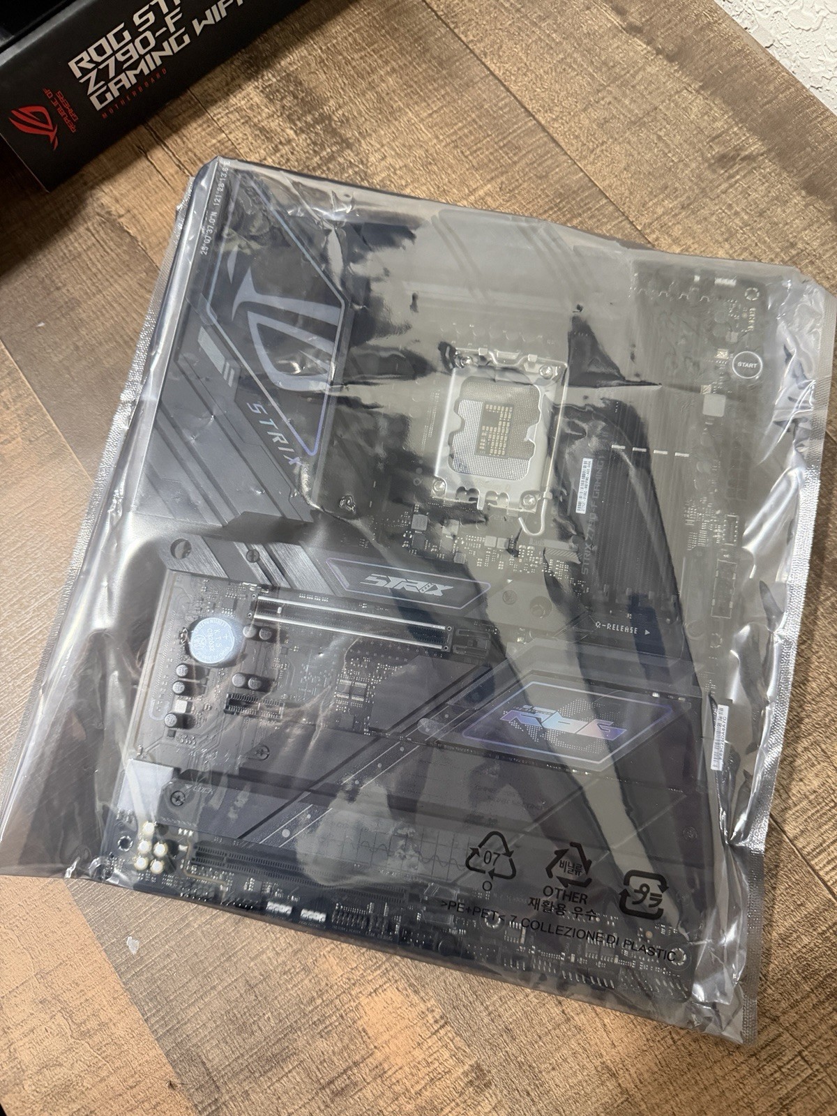 ASUS rot Strix Z790F Gaming WiFi 2 Motherboard (see Description)
