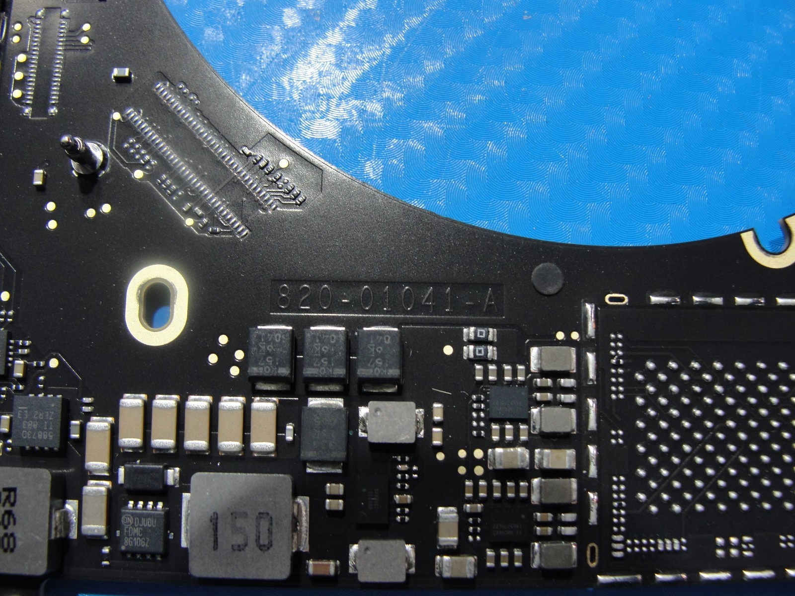 MacBook Pro A1990 2018 15″ i7-8750H 2.2GHz 16/256 555X 4GB Logic Board 661-09989