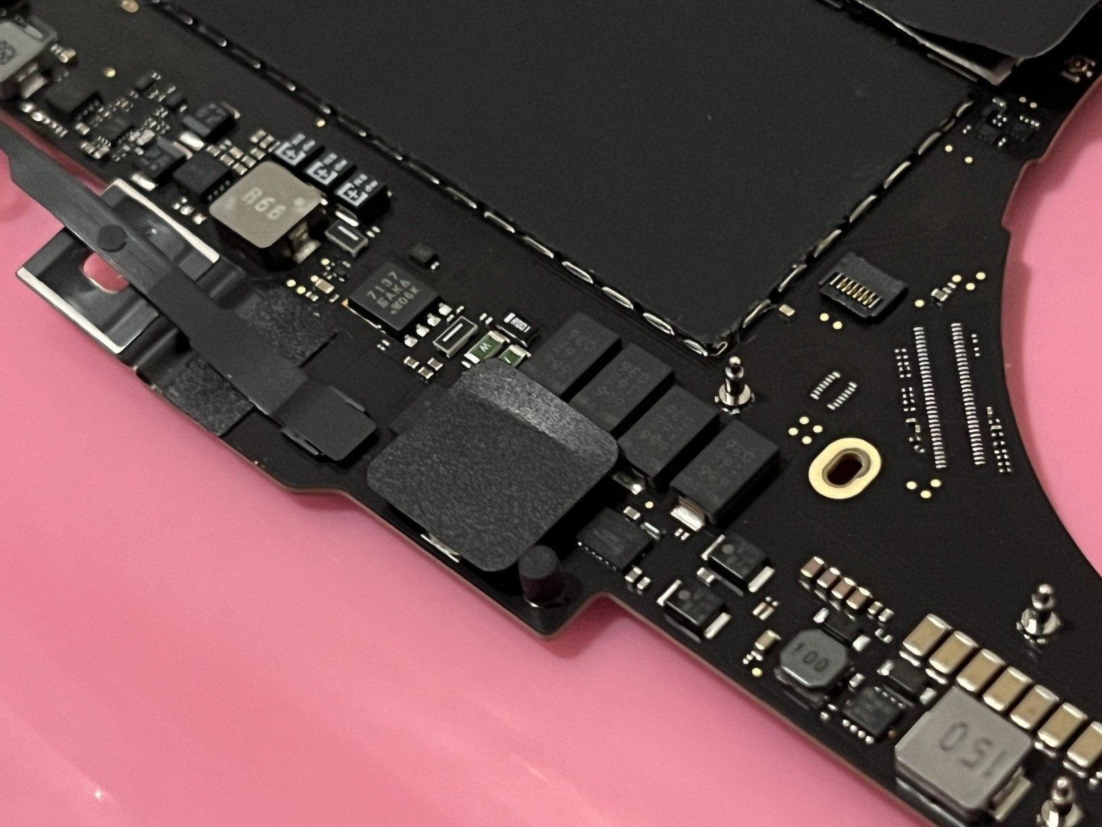 Apple A2141 | 16″ 2019 i9-9880H-64GB-4TB-8GB AMD 5500M Logic Board 820-01700-A