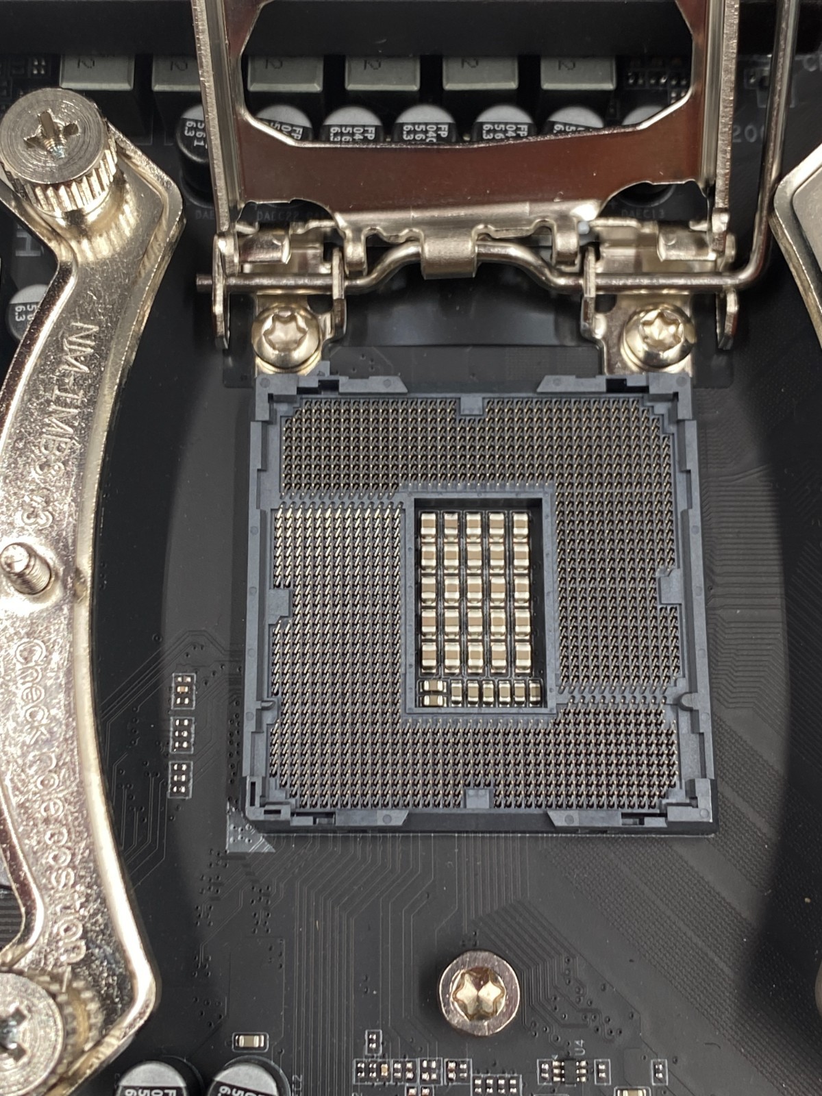 GIGABYTE W480 VISION D WHITE ATX+16GB DDR4 3200MHz GSKILL RAM+NOCTUA CPU COOLER