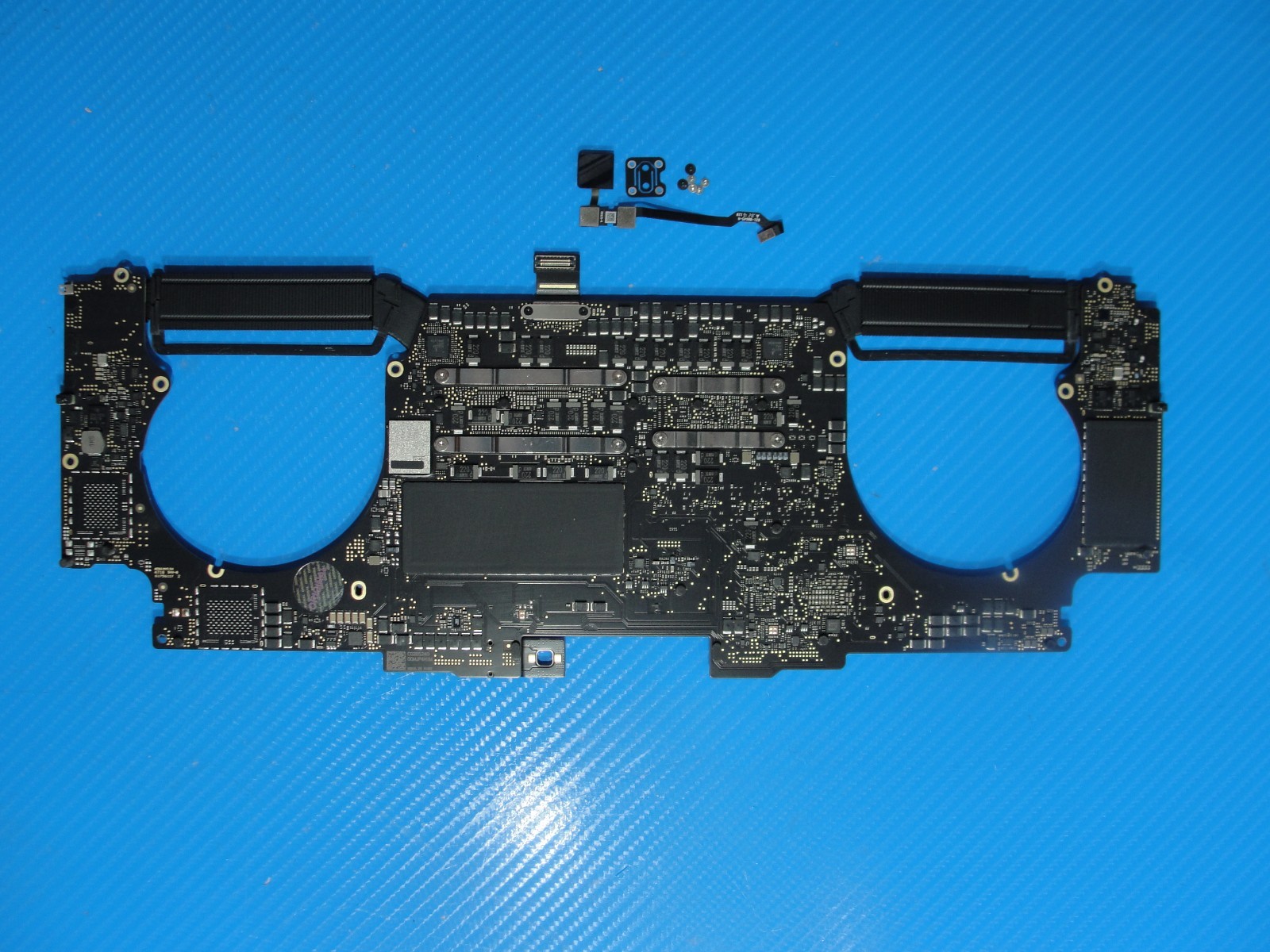 MacBook Pro A1990 2018 15″ i7-8750H 2.2GHz 16/256 555X 4GB Logic Board 661-09989