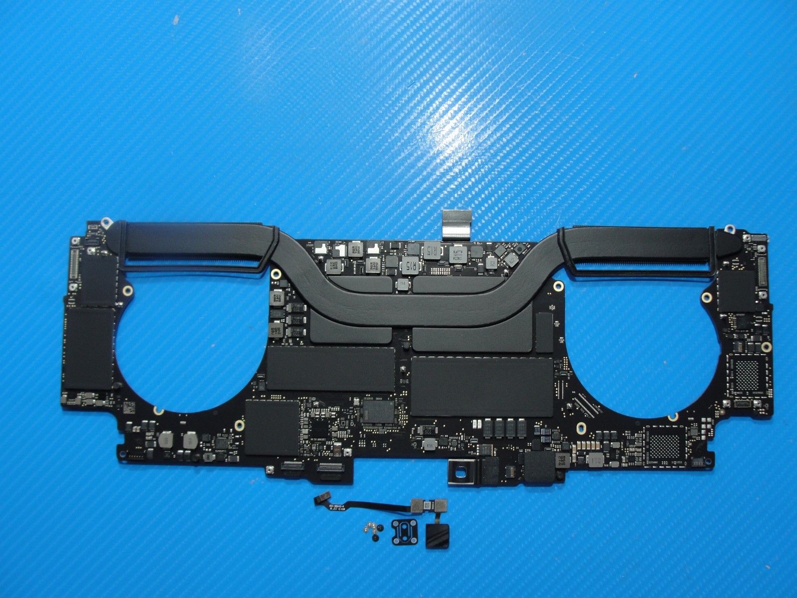 MacBook Pro A1990 2018 15″ i7-8750H 2.2GHz 16/256 555X 4GB Logic Board 661-09989
