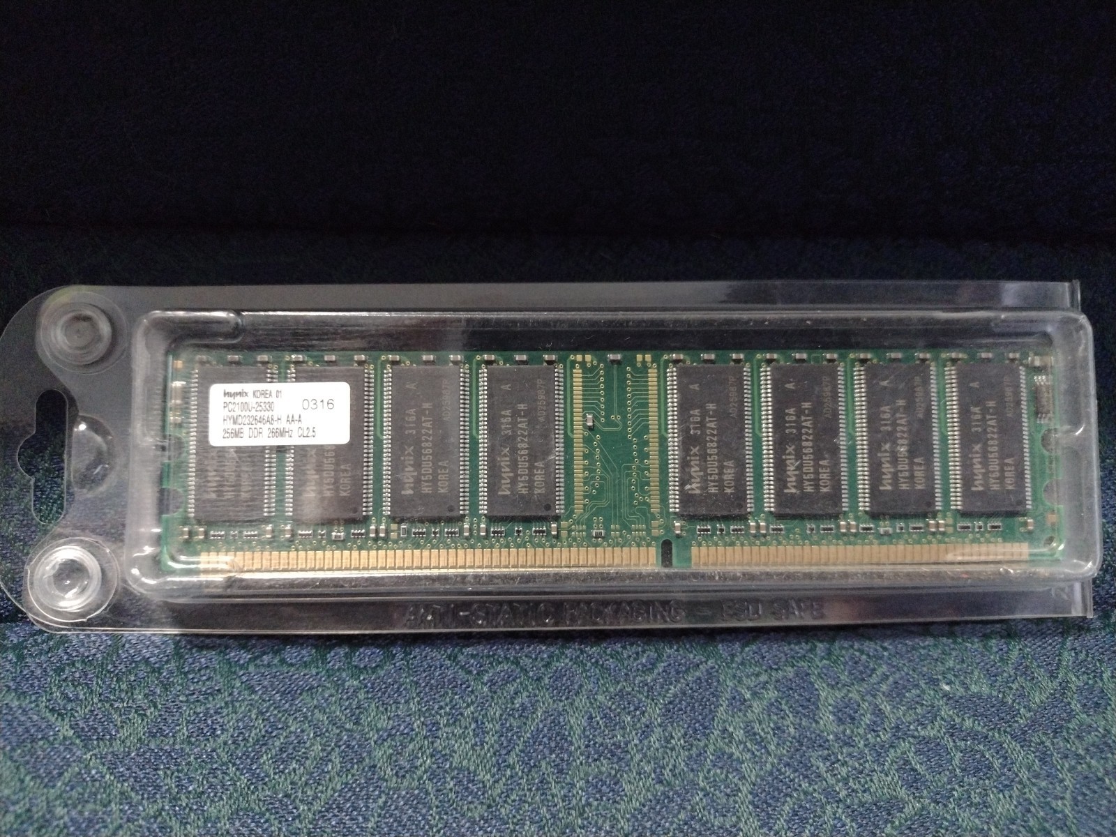 Hynix – PC2100U-25330 256MB DDR SDRAM 266MHz CL2.5 (HYMD232646A8-H AA-A)