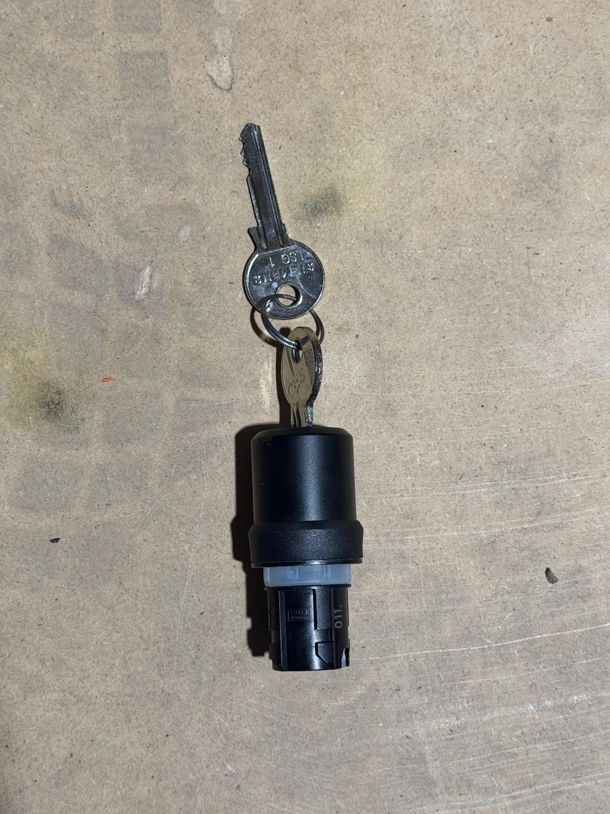 3SU1000-5HF11-0AA0 key-operated switch Siemens, 22 mm, round, plastic, lock no.