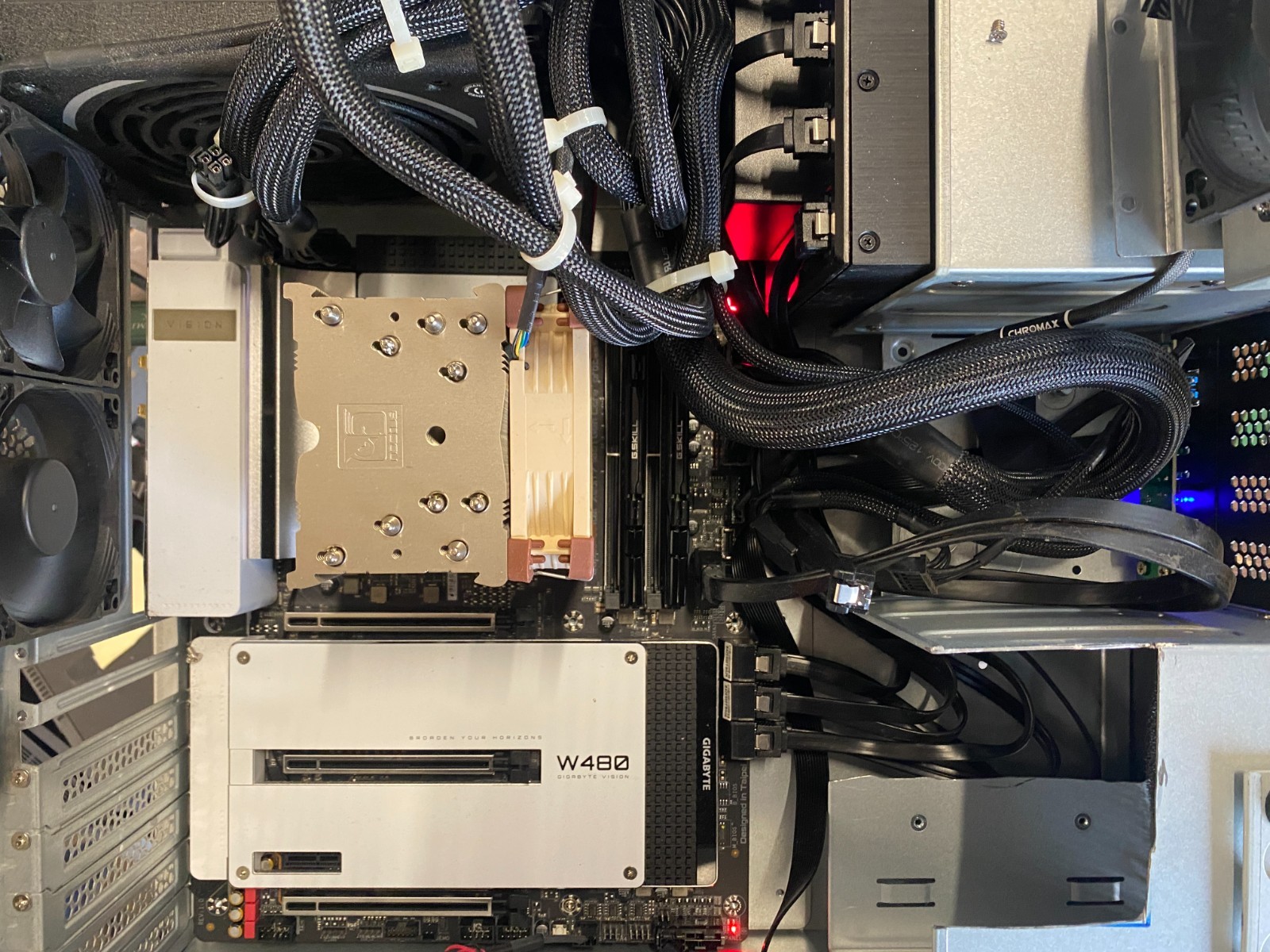 GIGABYTE W480 VISION D WHITE ATX+16GB DDR4 3200MHz GSKILL RAM+NOCTUA CPU COOLER