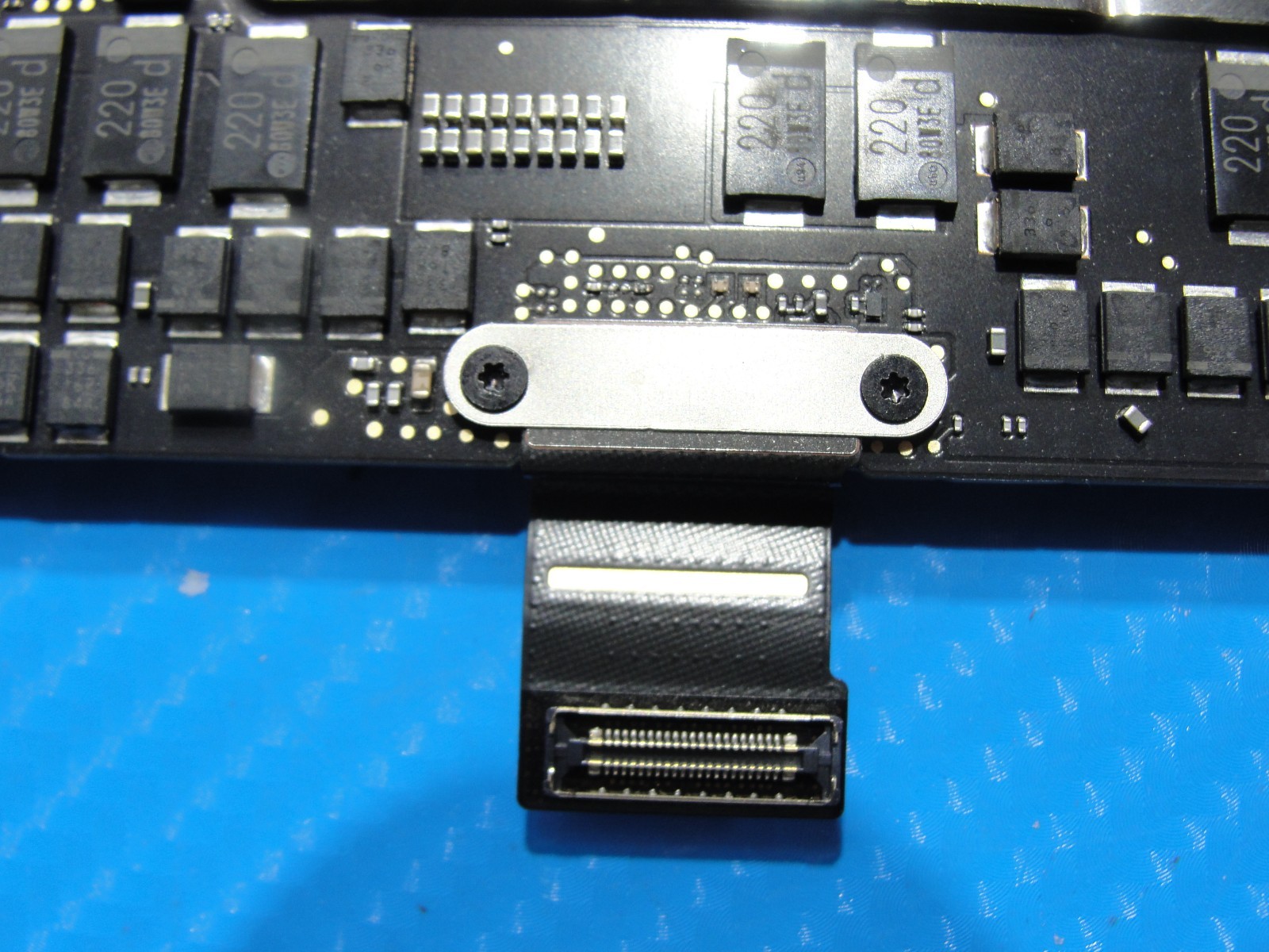 MacBook Pro A1990 2018 15″ i7-8750H 2.2GHz 16/256 555X 4GB Logic Board 661-09989