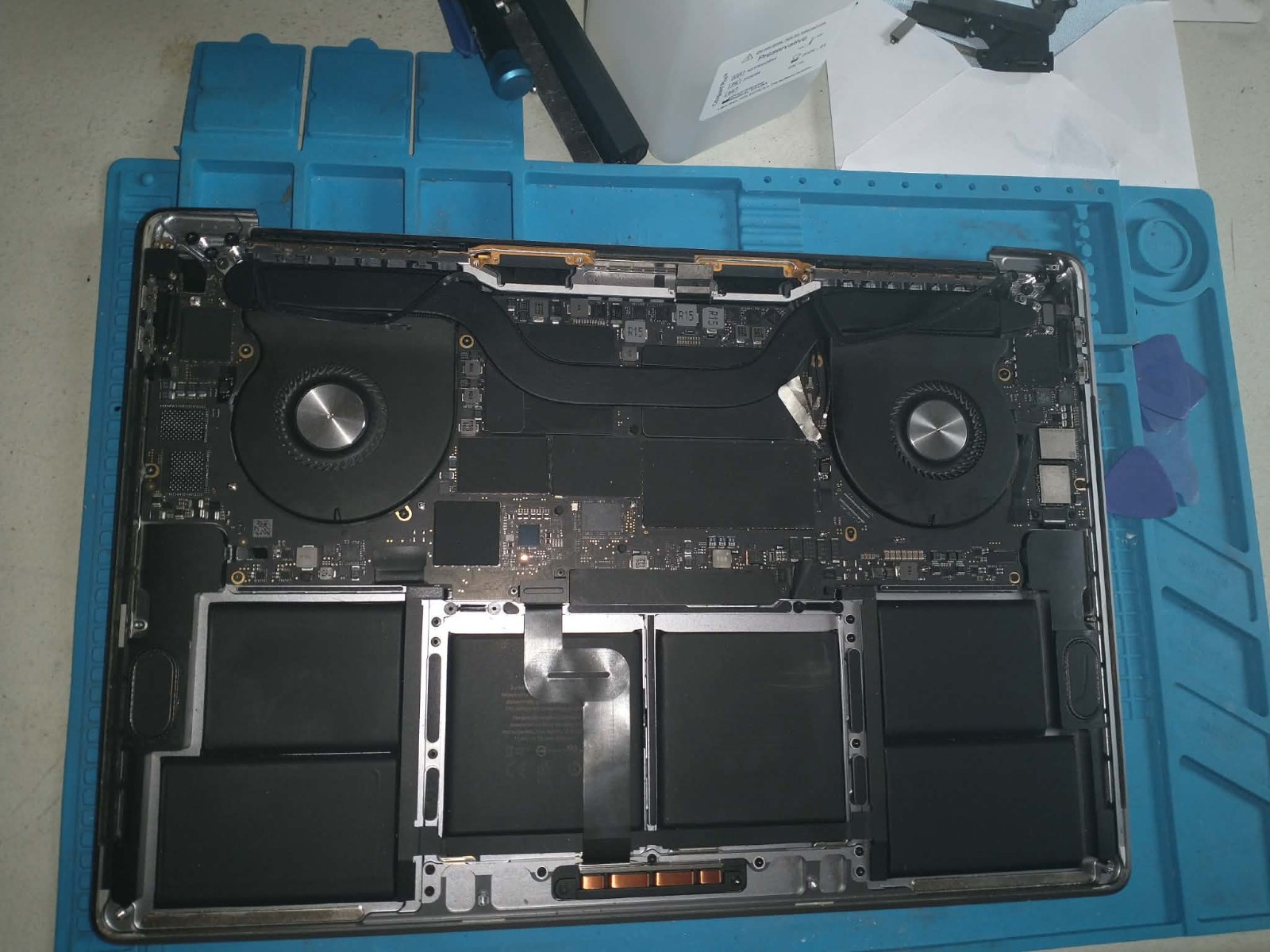 2019 Macbook Pro a2141 Logic Board + Palmrest + TouchID + Battery + Case Cover