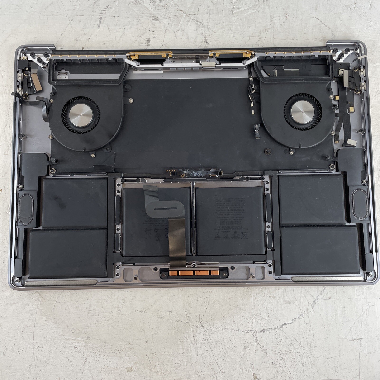MacBook Pro A2141 2019 16″ Space Gray Palmrest Assembly (Unknown battery) Z18