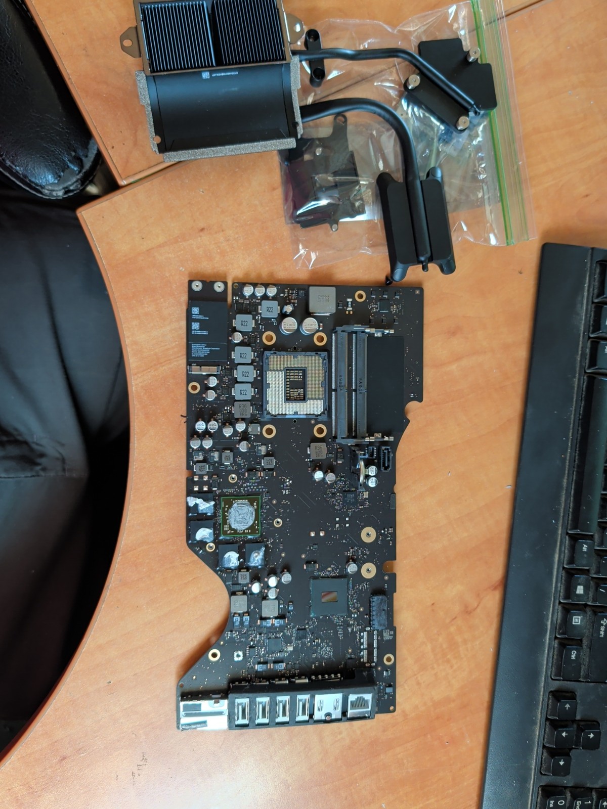 Apple iMac 21.5″ A1418 4K Retina Motherboard 820-01061-A W/ Heatsinks