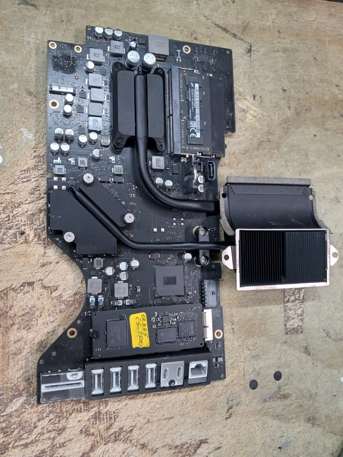 Apple iMac 21.5″ A1418 2017 Logic Board i5 3.4GHz Radeon Pro 560 4GB 820-01061-A
